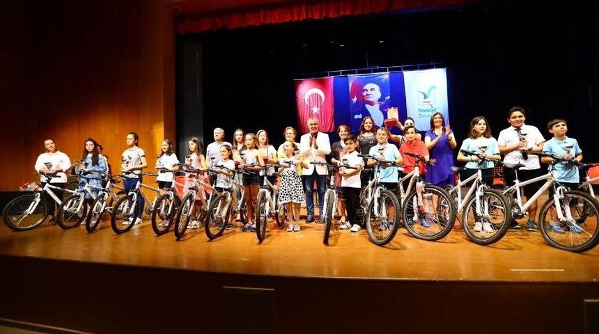 Başkan S&ouml;zen&rsquo;den &Ouml;ğrencilere &Ouml;d&uuml;l