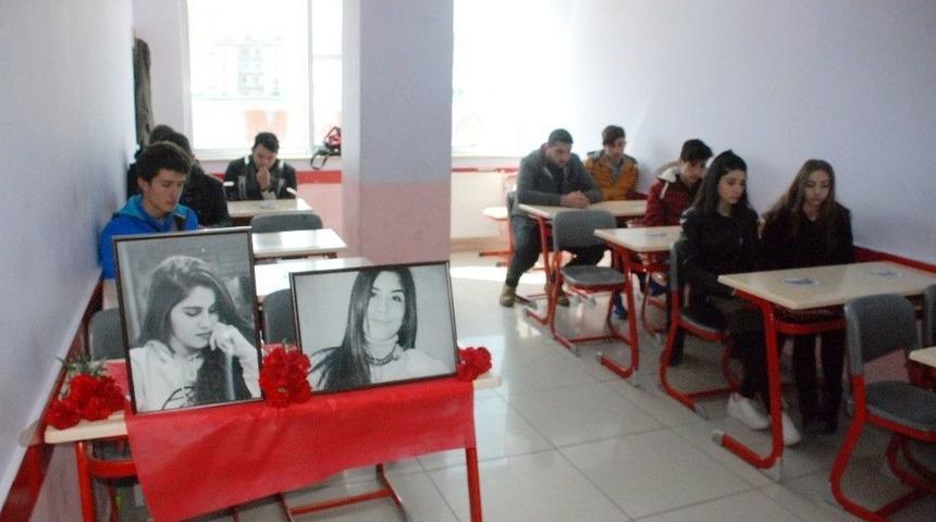 Yanarak &Ouml;len İki Arkadaşın Sınıfında H&uuml;z&uuml;n Var