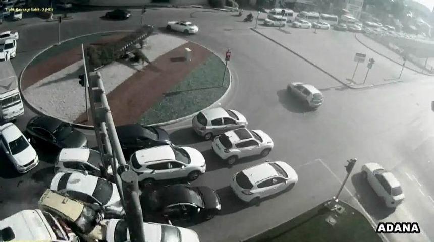 16 Kişinin Yaralandığı Zincirleme Kaza Kamerada