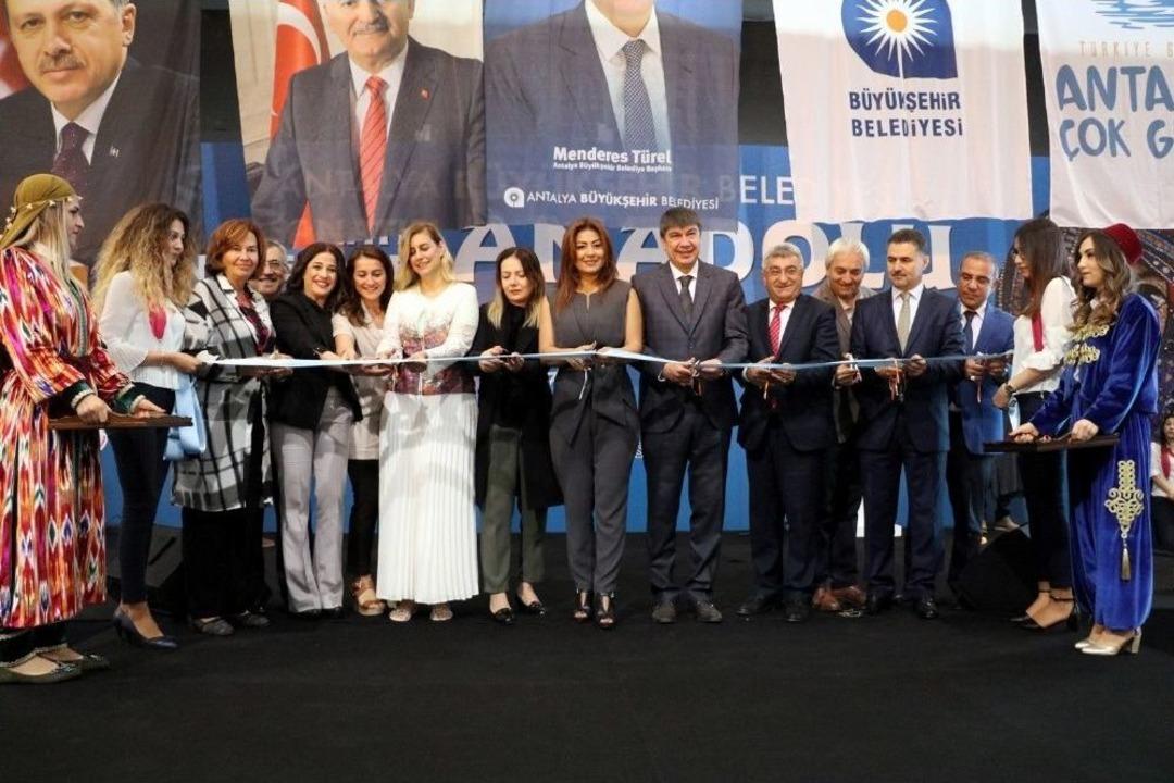 Asmek&rsquo;ten Moda Defilesi Gibi A&ccedil;ılış