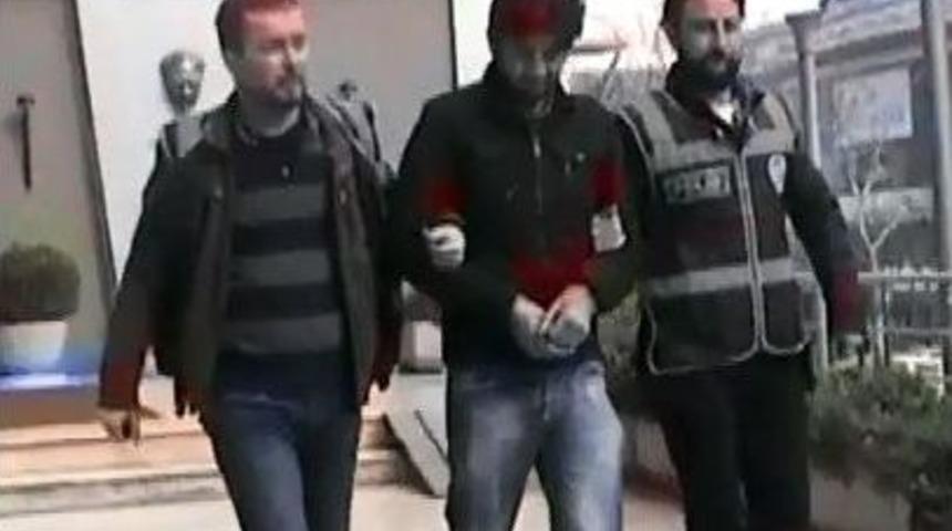 &Uuml;niversiteyi Soydular