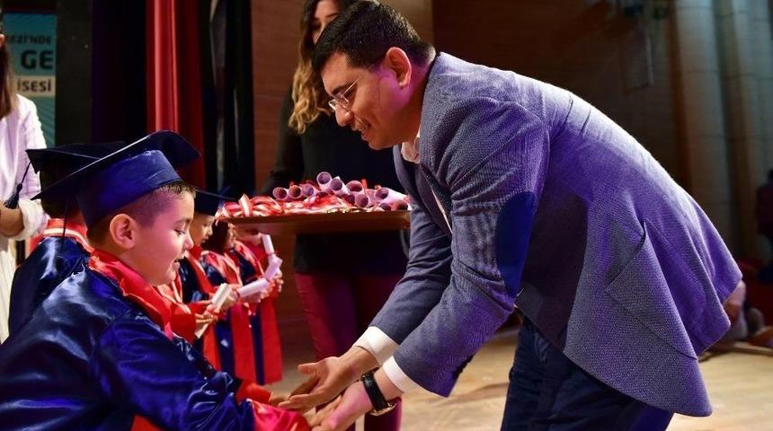 T&uuml;t&uuml;nc&uuml;, Minik &Ouml;ğrencilerin Mutluluğunu Paylaştı