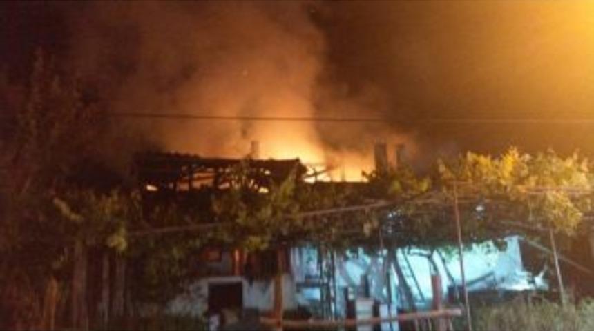 Ahşap Ev Yangın Sonrası Kullanılamaz Hale Geldi