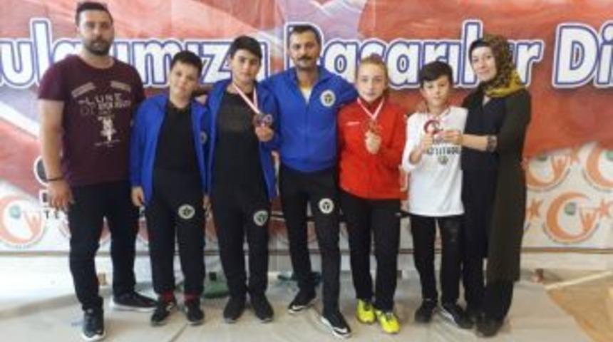 Halterciler Madalya İle D&ouml;nd&uuml;ler