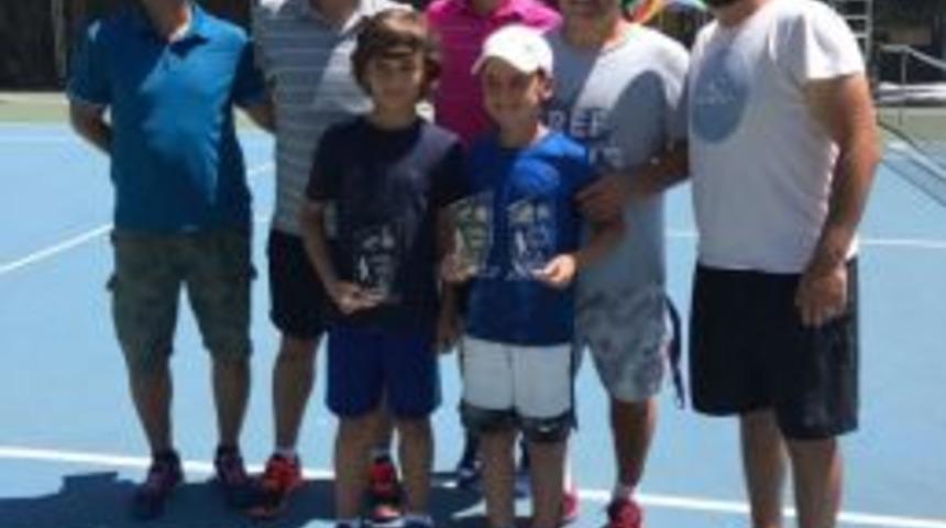 K&uuml;&ccedil;&uuml;k Tenis&ccedil;iler Madalya İle D&ouml;nd&uuml;