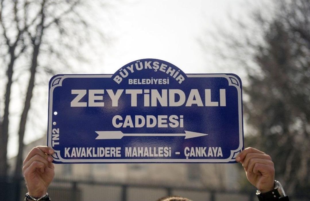 Abd B&uuml;y&uuml;kel&ccedil;iliğinin &Ouml;n&uuml;ndeki Cadde Tabelası &ldquo;zeytin Dalı&rdquo; Olarak Değiştirildi