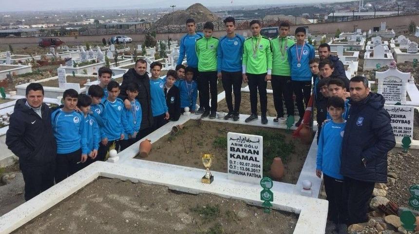 Kazandıkları Kupayı Vefat Eden Arkadaşlarının Mezarına G&ouml;t&uuml;rd&uuml;ler