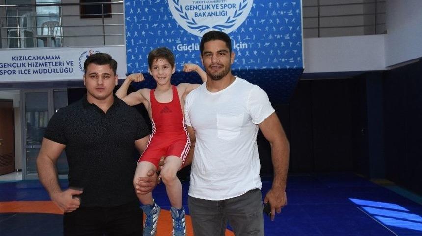 Şampiyon G&uuml;reş&ccedil;iler Melih&rsquo;le Buluştu