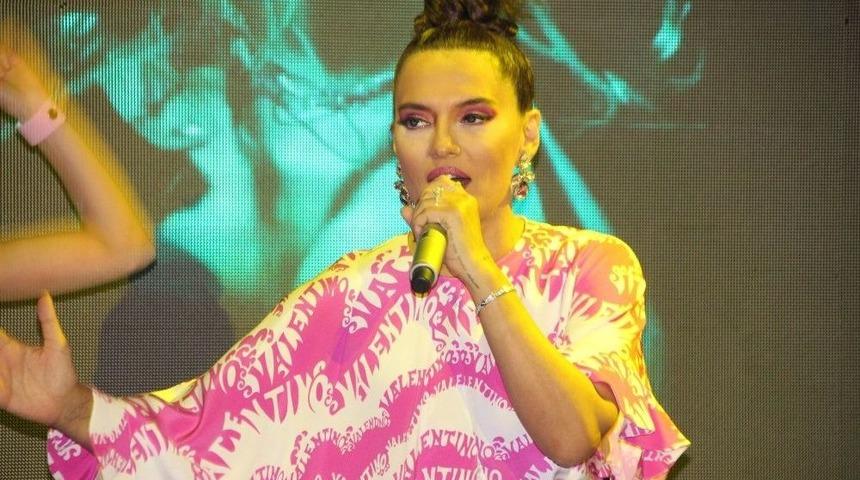 Demet Akalın’dan Hayranlarına Müjde