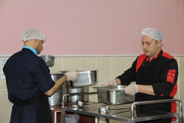 &Ccedil;orum Valiliği&rsquo;nden &Ouml;ğrencilere Sıcak &Ccedil;orba 1