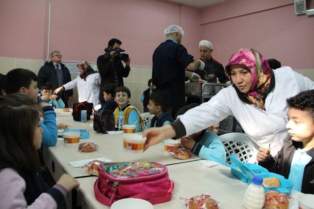 &Ccedil;orum Valiliği&rsquo;nden &Ouml;ğrencilere Sıcak &Ccedil;orba 2