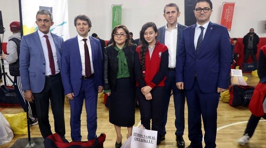 B&uuml;y&uuml;kşehir&rsquo;den 100 Okula Spor Malzemesi