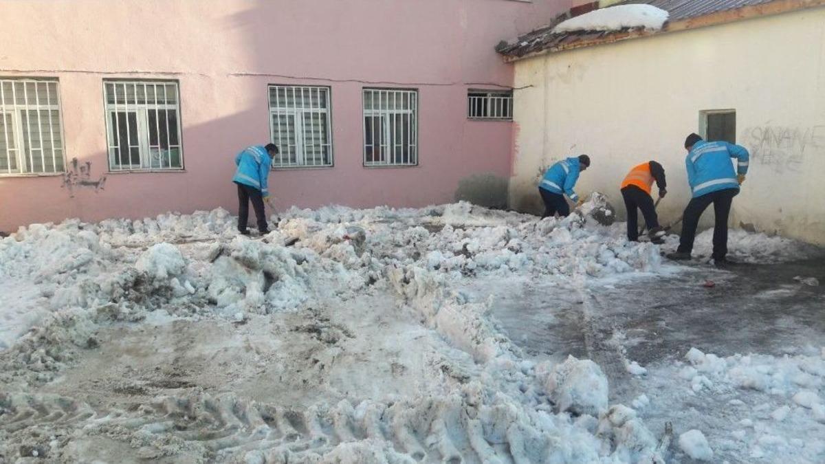 &Ccedil;aldıran Belediyesi, Okul Bah&ccedil;elerini Temizliyor
