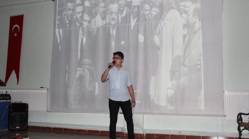 Lisede Şiir Dinletisi