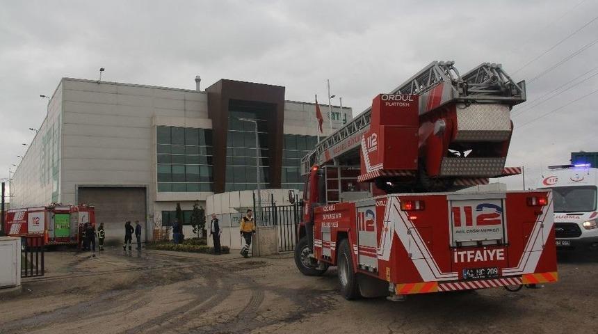 Geri D&ouml;n&uuml;ş&uuml;m Fabrikasında İş Makinası Yangını Paniği