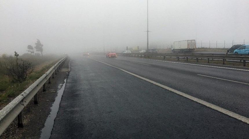 İstanbul&rsquo;a &Ccedil;&ouml;ken Yoğun Sis S&uuml;r&uuml;c&uuml;lere Zor Anlar Yaşattı