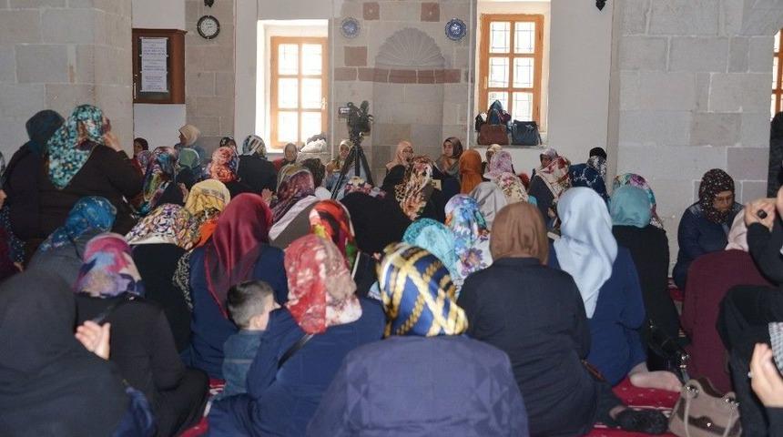 Kadın Meclisi Şehitler İ&ccedil;in Hatim Programı D&uuml;zenledi