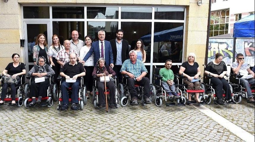 Elektrikli Tekerlekli Sandalyelerin Sahipleri Kura İle Belli Oldu