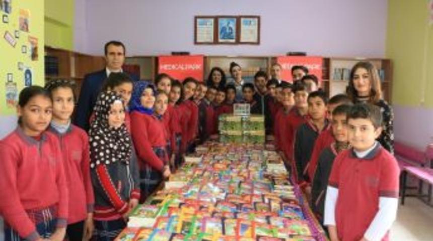 Medical Park&rsquo;tan K&ouml;y Okuluna Kitap Desteği