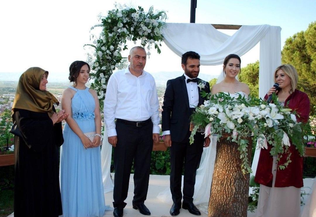 Binlerce &Ccedil;iftin Nikahını Kıydı Kızının Nikahında Duygulandı