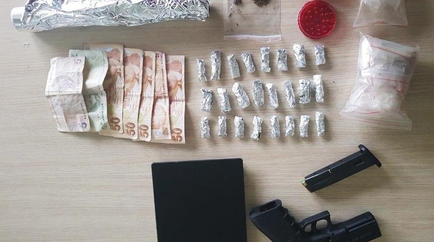 Evin İ&ccedil;inde Uyuşturucu Satarken Yakalandı