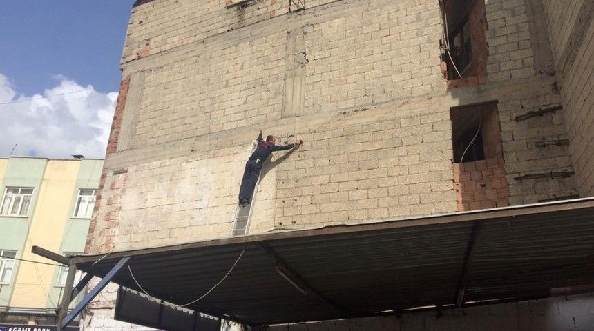 Briketler Arasına Sıkışan Kuş Kurtarıldı