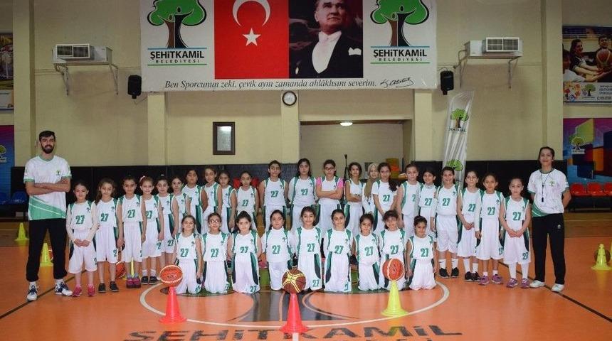 Basketbol, K&uuml;&ccedil;&uuml;k Kızın Hayatına Renk Kattı