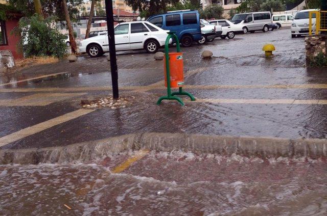 Didim’de Şiddetli Yağış Caddeleri Dereye Çevirdi