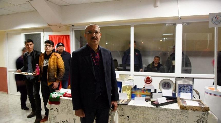 Kendisine Gelen Hediyeleri Mehmet&ccedil;ik İ&ccedil;in Satışa &Ccedil;ıkardı