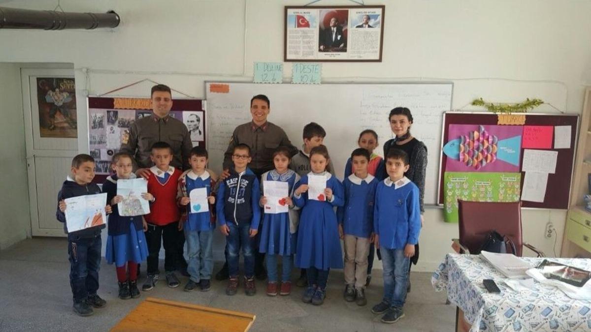 &Ouml;ğrencilerden Askerleri Duygulandıran Destek