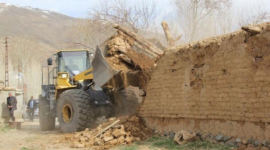 Başkale&rsquo;de Tehlike Oluşturulan Metruk Yapılar Yıktırılıyor