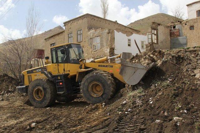 Başkale’de Tehlike Oluşturulan Metruk Yapılar Yıktırılıyor