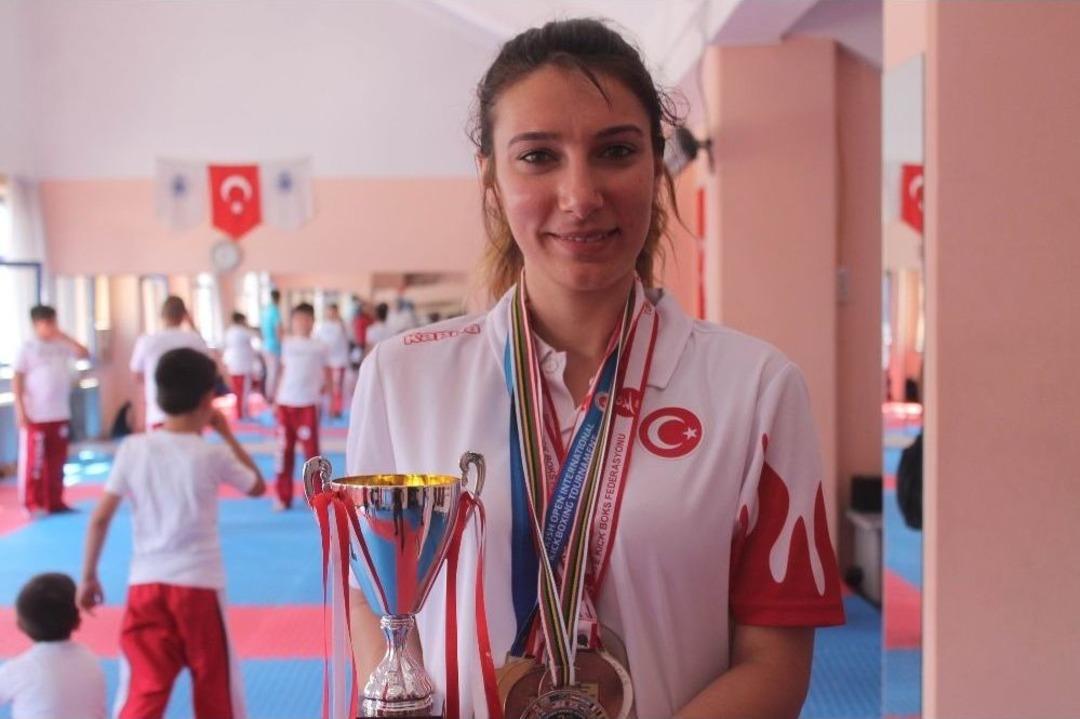 Sporu Bırakacaktı, D&uuml;nya İkincisi Oldu