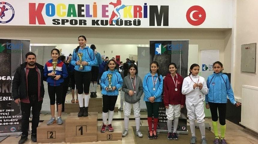 Minik Sporcular, Eskrim Şenliği’nde Kıyasıya Yarıştı