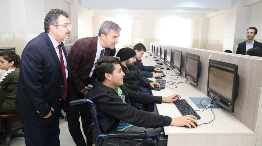 Turgutlu Engelleri Web İle Aşıyor