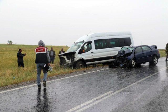 Minibüsle Otomobil Çarpıştı: 2’si Ağır 13 Yaralı