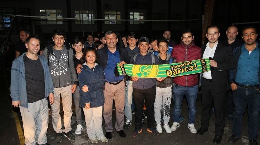 &Ccedil;anakkale Yolcusu &Ouml;ğrencileri Başkan Karabacak Uğurladı