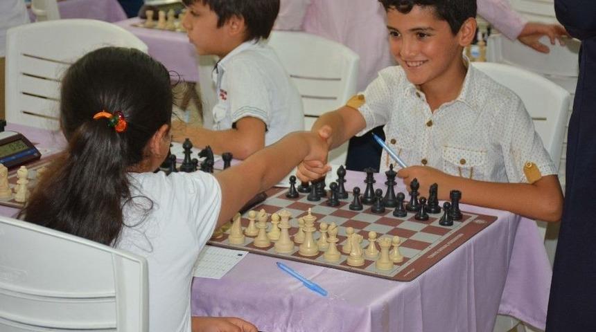 Satran&ccedil; Şampiyonları &Ouml;d&uuml;llerini Aldı