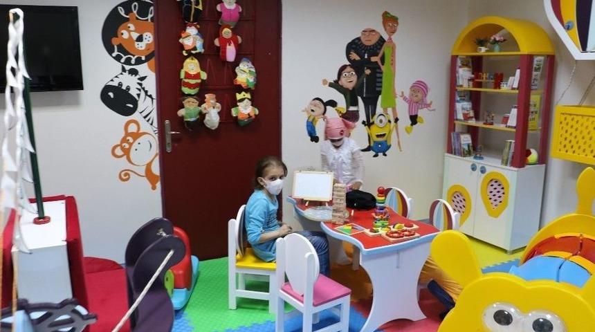 Kemoterapi Tedavisi G&ouml;ren &Ccedil;ocuklar Sıkılmadan Tedavi Oluyor