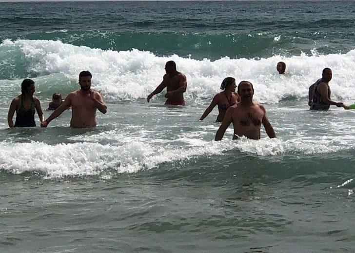 Dalgalara Aldırış Etmeyen Vatandaşlar Düdük Ve Megafonla Uyarıldı G1