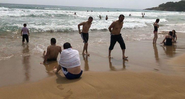 Dalgalara Aldırış Etmeyen Vatandaşlar Düdük Ve Megafonla Uyarıldı G2