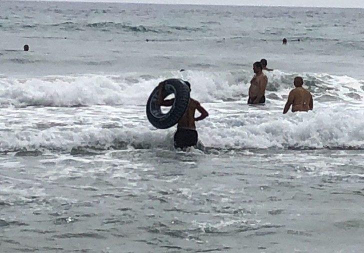 Dalgalara Aldırış Etmeyen Vatandaşlar Düdük Ve Megafonla Uyarıldı G3