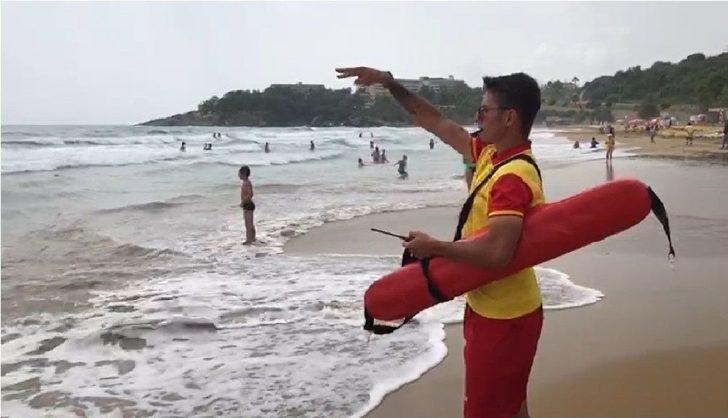 Dalgalara Aldırış Etmeyen Vatandaşlar Düdük Ve Megafonla Uyarıldı G5