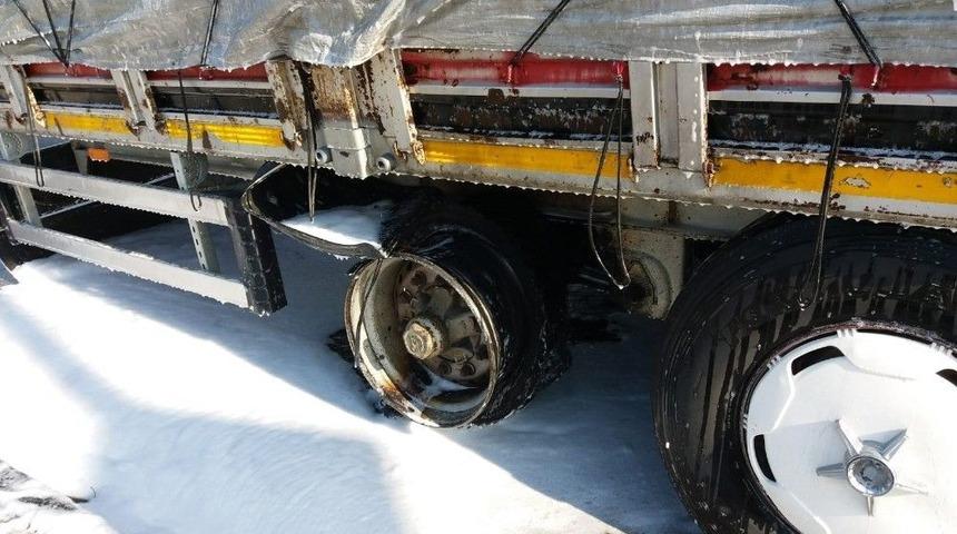 Yangından D&ouml;nen İtfaiye Karpuz Y&uuml;kl&uuml; Tırı Yanmaktan Kurtardı