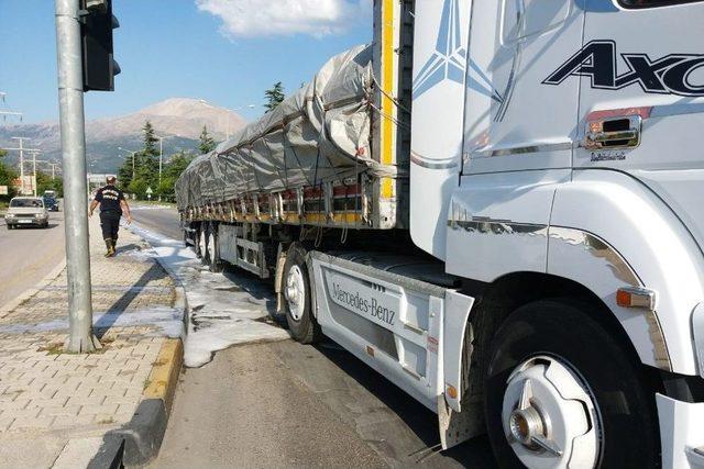 Yangından Dönen İtfaiye Karpuz Yüklü Tırı Yanmaktan Kurtardı