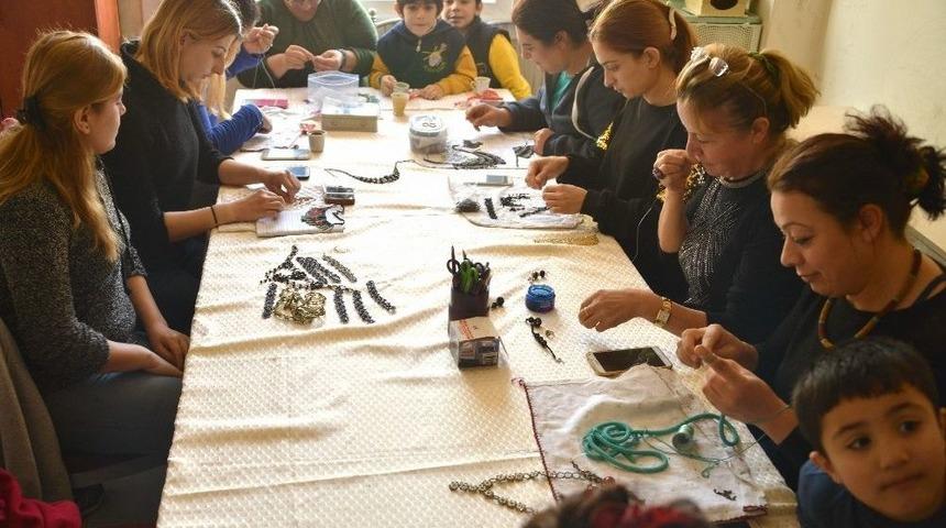 Akdeniz&rsquo;in Mahalle Evlerinde, Eğitimler Devam Ediyor