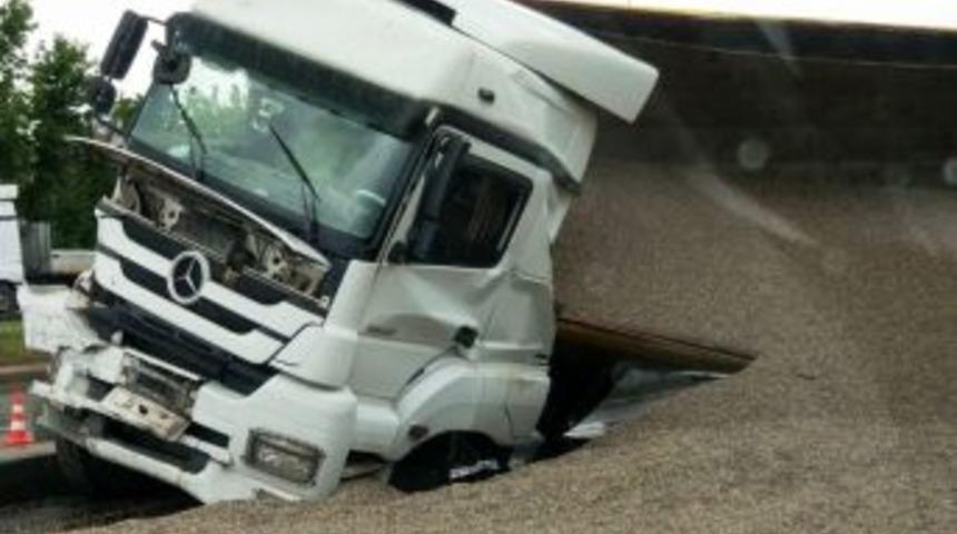 Kahramanmaraş&rsquo;ta Devrilen Tırın S&uuml;r&uuml;c&uuml;s&uuml; Yaralandı