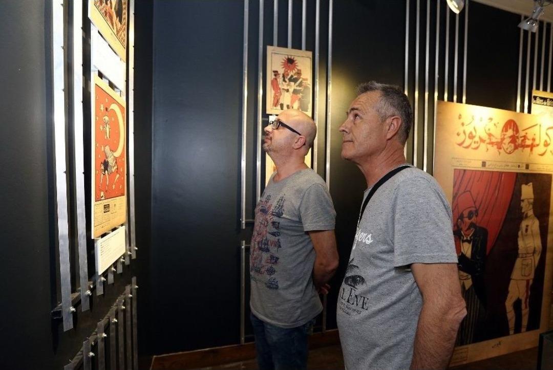 Atat&uuml;rk Karikat&uuml;rleri G&ouml;r&uuml;c&uuml;ye &Ccedil;ıktı