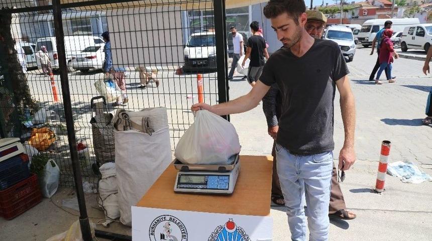 Alışverişte İ&ccedil;ine Ş&uuml;phe D&uuml;şen Vatandaş İ&ccedil;in Belediyeden Terazi &Ouml;l&ccedil;&uuml;m Noktası