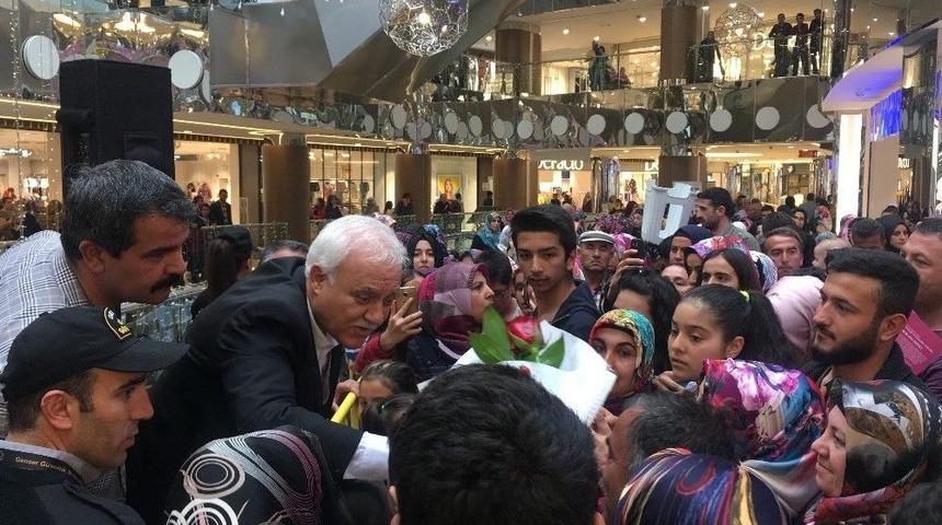 Nihat Hatipoğlu, Nissara Avm&rsquo;de Hayranlarıyla Bir Araya Geldi